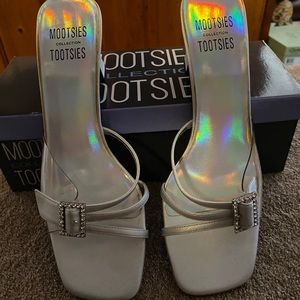 Women Mootsies Tooties Glamour Clogs SZ 7 M Silver